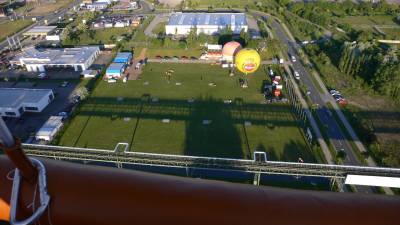 Der Ballonstartplatz Bitterfeld von Osten aus einem gerade gestarteten Gasballon gesehen. Auf dem Startplatz stehen rechts hinten noch zwei Gasballone.