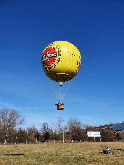 Gasballon Warsteiner kurz nach dem Start über dem Ballonstartplatz Bitterfeld.
